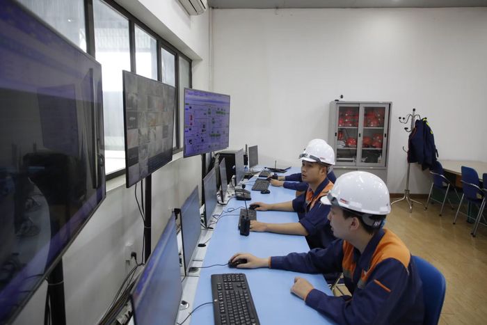 Tại phòng điều khiển, công nhân giám sát hoạt động của dây chuyền, kịp thời phối hợp xử lý khi phát hiện các thông số bất thường.