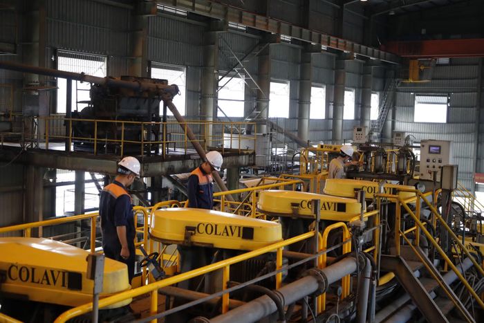 Trên dây chuyền tuyển khoáng, công nhân theo dõi hoạt động của dây chuyền thiết bị, phối hợp giữa các công đoạn để bảo đảm sản xuất ổn định.