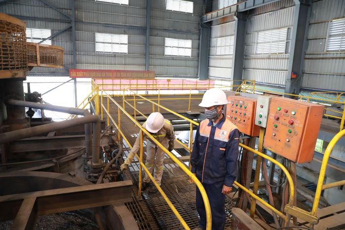  Kiểm tra thiết bị tại nhà máy tuyển là công việc thường xuyên nhằm phát hiện kịp thời những bất thường, bảo đảm dây chuyền vận hành an toàn. 