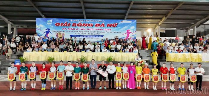 Ban Tổ chức trao cờ lưu niệm cho các đội bóng đã nữ tham gia giải đấu.