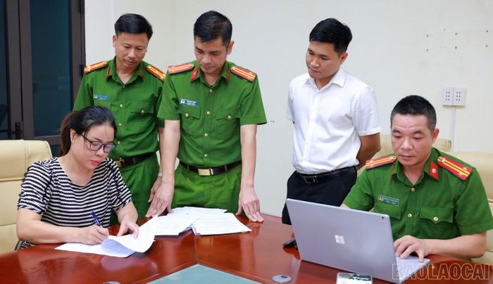 Lực lượng chức năng làm việc với bà Đặng Thị Lý (sinh năm 1981) để phục vụ công tác điều tra vụ án.