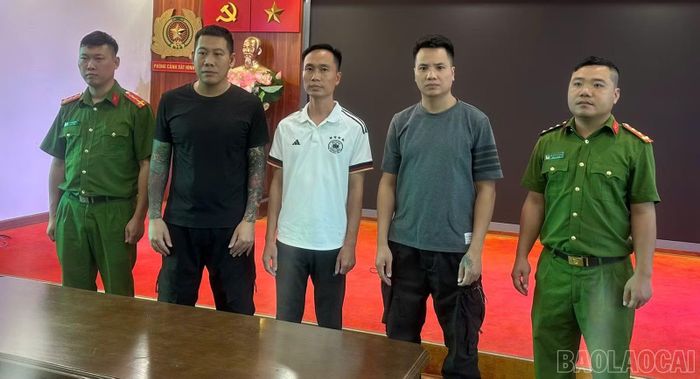 Bị can Lê Thế Hưng (biệt danh Hưng Lộc) cùng các đồng phạm tại Cơ quan Cảnh sát điều tra Công an tỉnh Lào Cai.