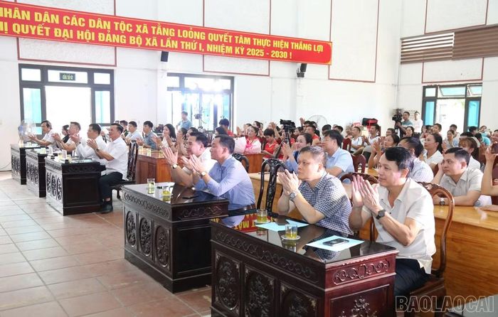Các đại biểu dự buổi gặp mặt doanh nghiệp, doanh nhân xã Tằng Loỏng.