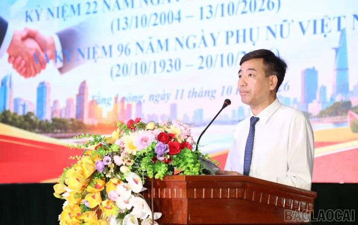 Lãnh đạo xã Tằng Loỏng phát biểu tại buổi gặp mặt.