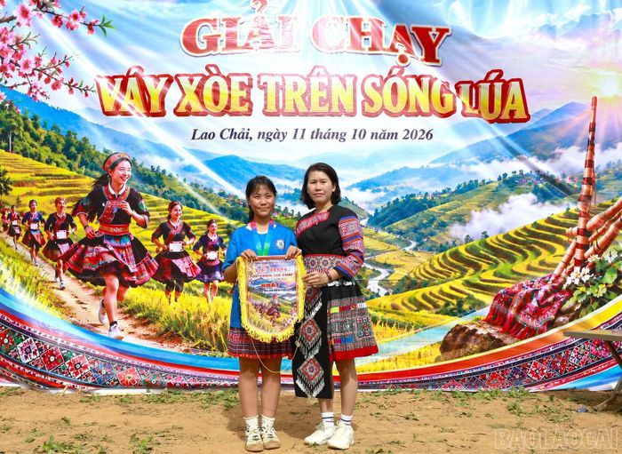 Đồng chí Đào Thị Thu Thủy - Bí thư Đảng ủy, Chủ tịch HĐND xã Lao Chải trao giải Nhất cho vận động viên Giàng Nguyệt Nga, đến từ thôn Dào Cu Nha.