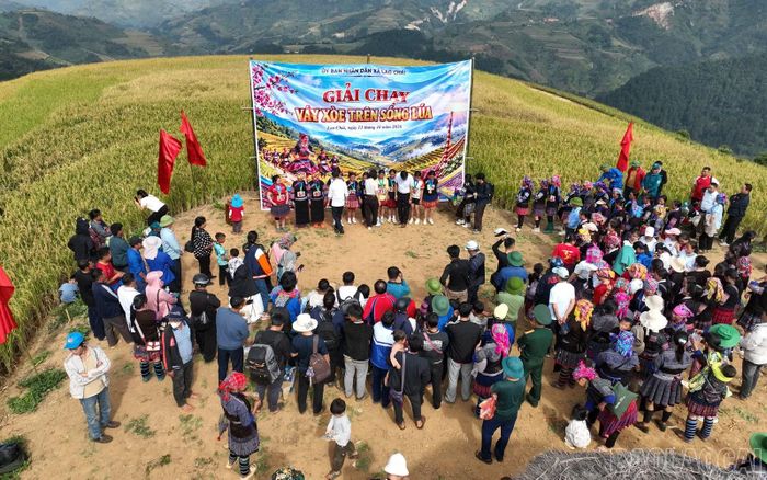 Đông đảo người dân và du khách cổ vũ các vận động viên, góp phần tạo nên không khí sôi nổi cho giải chạy.
