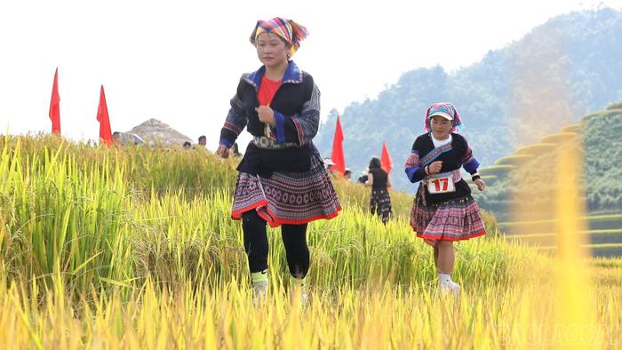 Những tà váy xòe rực rỡ sắc màu tạo nên hình ảnh độc đáo tại Giải chạy “Váy xòe trên sóng lúa”.