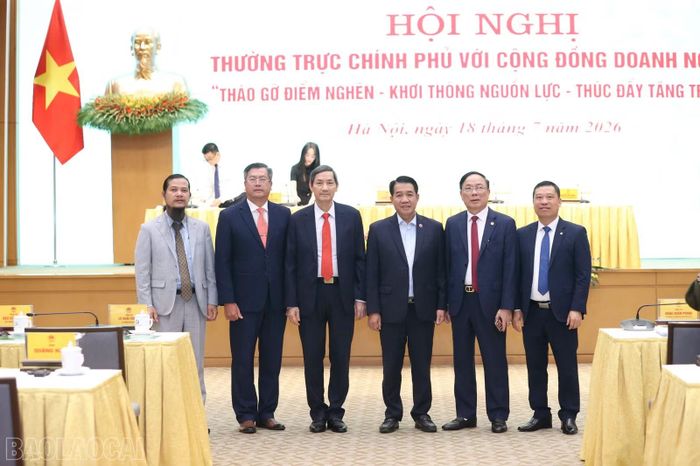 Ông Nguyễn Huy Long - Chủ tịch Hiệp hội Doanh nghiệp tỉnh Lào Cai (thứ hai từ trái sang), tham dự Hội nghị Thường trực Chính phủ với cộng đồng doanh nghiệp.