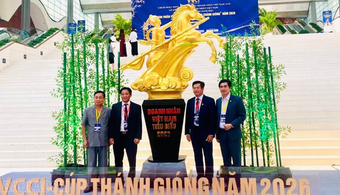 Ông Nguyễn Huy Long và ông Bùi Minh Lực tham dự Lễ tôn vinh và trao tặng danh hiệu “Doanh nhân Việt Nam tiêu biểu - Cúp Thánh Gióng” năm 2026.