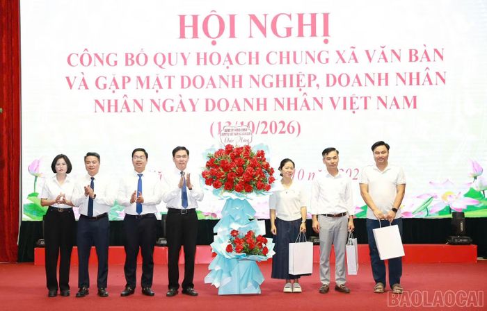 Lãnh đạo xã Văn Bàn chúc mừng các doanh nghiệp, nhà đầu tư trên địa bàn.
