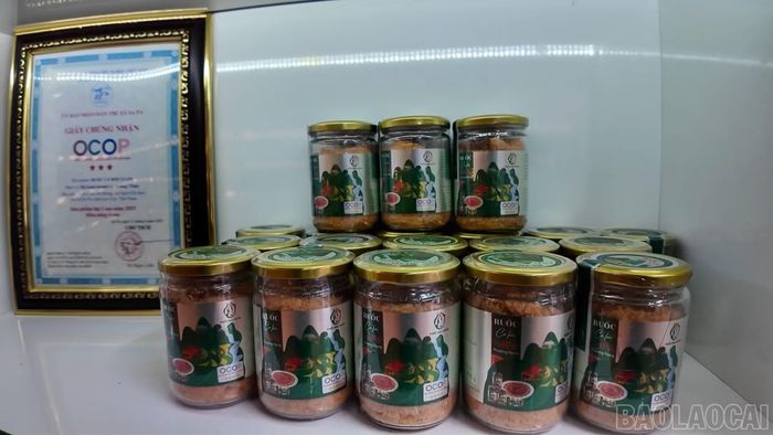 Hàng chục sản phẩm đặc trưng được trưng bày khoa học, bắt mắt tại cửa hàng giới thiệu và bán sản phẩm OCOP của hộ kinh doanh Lê Trung Thức - Trại cá hồi Thức Mai.
