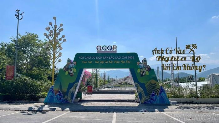 Tại Quảng trường Gold Field, phường Nghĩa Lộ, cổng Hội chợ Du lịch Tây Bắc năm 2026 đã được lắp dựng.