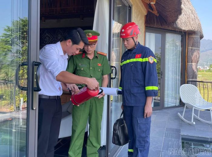 Đoàn kiểm tra tình trạng hoạt động của các thiết bị, phương tiện phòng cháy, chữa cháy tại cơ sở.