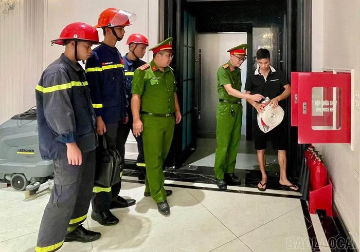 Lực lượng chức năng tuyên truyền, phổ biến kiến thức về phòng cháy, chữa cháy; hướng dẫn chủ cơ sở và nhân viên cách sử dụng các phương tiện, thiết bị chữa cháy tại chỗ, kỹ năng xử lý tình huống cháy, nổ ban đầu và thoát nạn khi xảy ra sự cố.