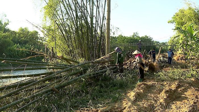 Người dân tổ dân phố Sà Rèn chặt cây, bàn giao đất để triển khai Dự án.