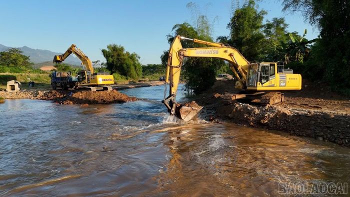 Nhà thầu đang triển khai thi công hạng mục đê quây, nắn dòng và đường công vụ phục vụ dự án.