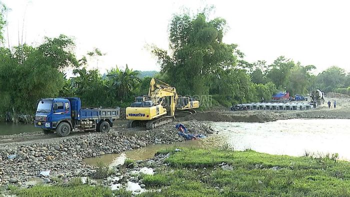 Nhà thầu tập trung nhân lực, máy móc thi công các hạng mục, quyết tâm hoàn thành dự án trong thời gian 3 tháng.