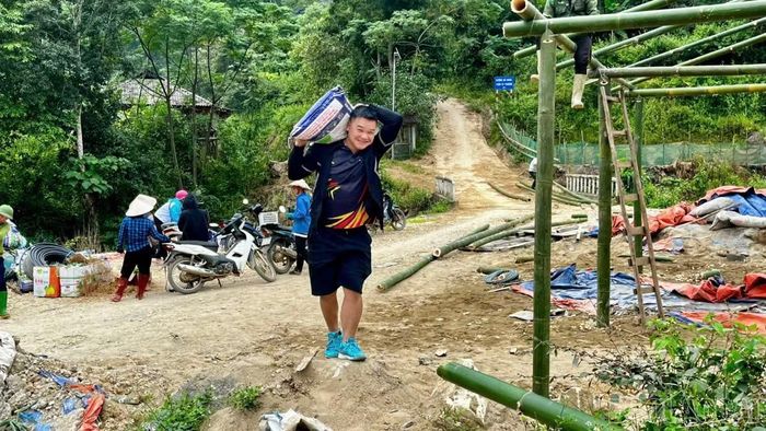 Các lực lượng hăng hái tham gia sản xuất.