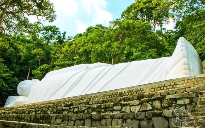 Tượng Phật nằm dài 49 m sở hữu danh hiệu Tượng Phật Thích Ca nhập niết bàn trên đỉnh núi dài nhất Đông Nam Á