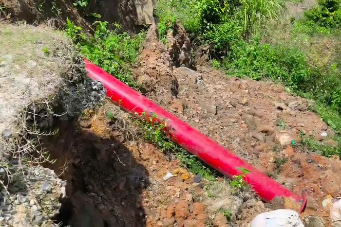 Hệ thống kênh dẫn nước ven sông Krông Nô bị sạt lở làm đứt gãy, hư hỏng