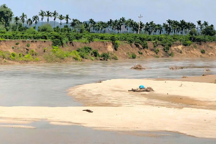 Bờ sông Krông Nô sạt lở nghiêm trọng ngày càng ăn sâu vào đất sản xuất của người dân