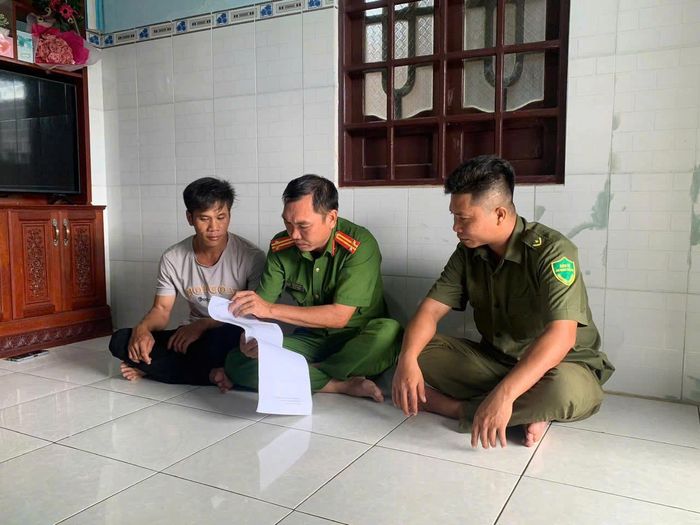 Lực lượng công an trực tiếp đến từng hộ kinh doanh hướng dẫn công tác quản lý lưu trú và khai báo tạm trú