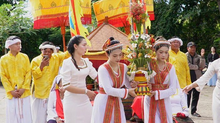 Chuẩn bị thực hiện nghi Lễ Nghinh rước trang phục của Nữ thần Pô Sah Inư