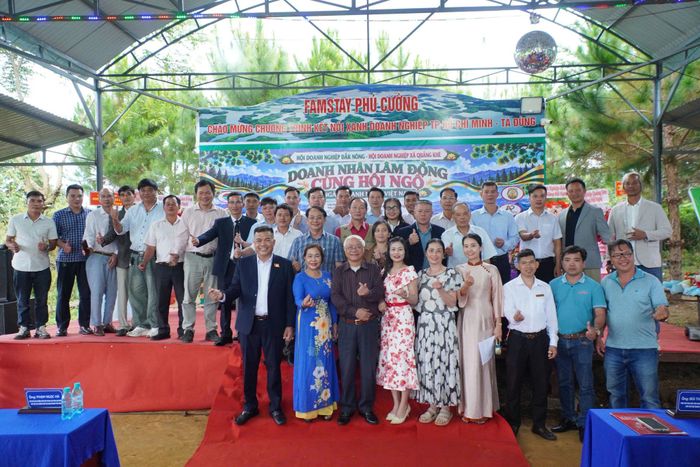 Các đại biểu cùng doanh nghiệp chụp ảnh lưu niệm nhân ngày 13/10