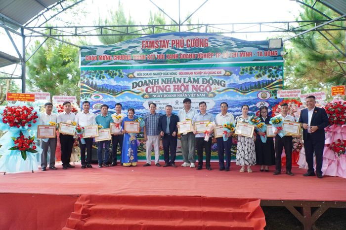 Trao giấy khen cho các doanh nghiệp có nhiều đóng góp cho hoạt động hội