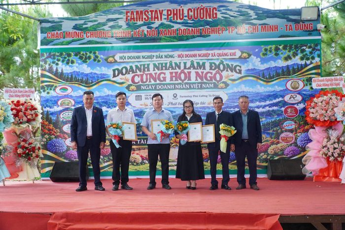 Trao giấy chứng nhận cho hội viên mới