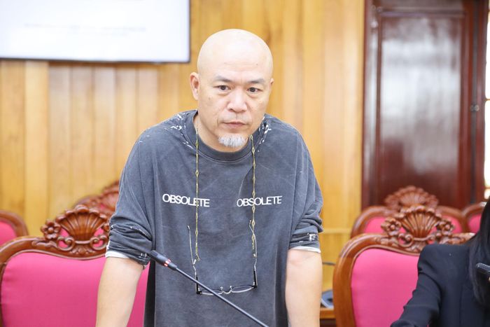 Nhạc sĩ Huy Tuấn, đại diện đơn vị tổ chức sự kiện trao đổi nội dung chương trình của lễ hội