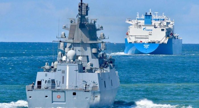 Khinh hạm mang tên lửa Admiral Kasatonov thuộc Hạm đội phương Bắc của Hải quân Nga hộ tống tàu chở LNG Portovyy trên biển Baltic. Ảnh: Frank Behling