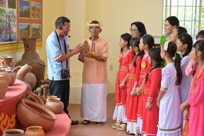Các nghệ nhân giới thiệu về nghề gốm truyền thống của người Chăm đến các thế hệ trẻ