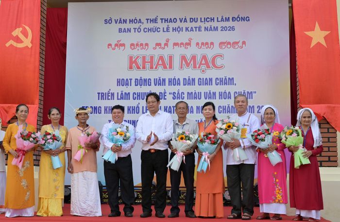 Ban Tổ chức Lễ hội Katê tặng hoa cảm ơn các nghệ nhân người Chăm, trí thức và nhà tài trợ
