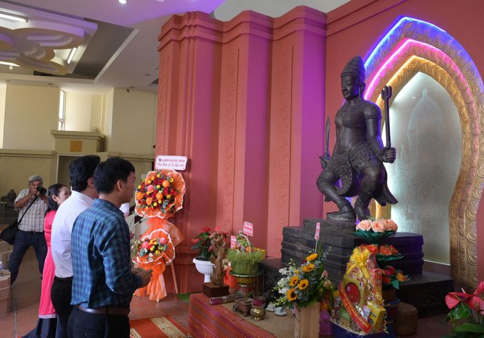 Các đại biểu thắp hương đền thờ thần Shiva