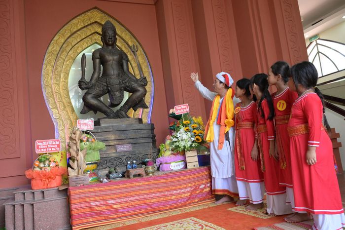 Nghe các chức sắc, sư cả kể về lịch sử thần Shiva