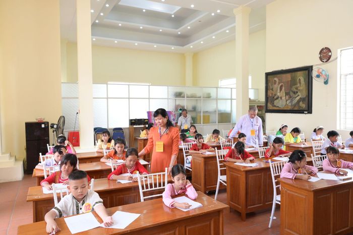 Các em học sinh đang tham gia thi viết chữ Chăm