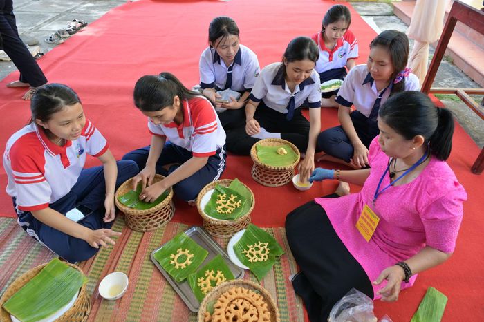 Học sinh trải nghiệm làm bánh gừng truyền thống