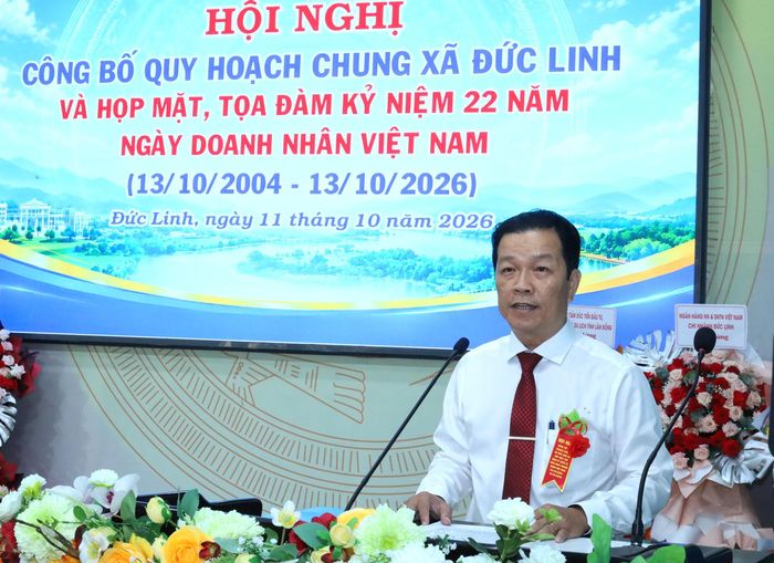 Phó Bí thư, Chủ tịch UBND xã Đức Linh Nguyễn Tuấn Đức phát biểu tại hội nghị