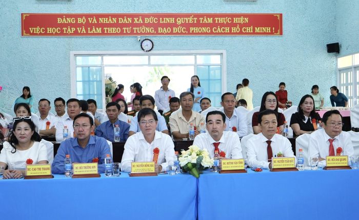 Đồng chí Nguyễn Hồng Hải (hàng đầu, thứ 3 từ trái qua), Ủy viên Ban Thường vụ Tỉnh ủy, Phó Chủ tịch Thường trực UBND tỉnh Lâm Đồng, cùng lãnh đạo các sở, ngành, địa phương dự hội nghị