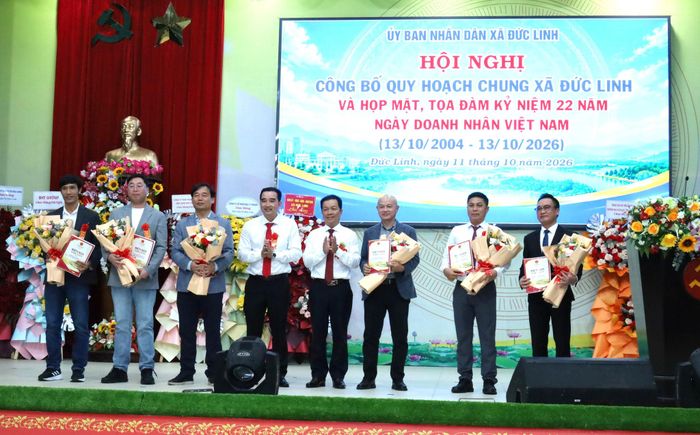 Lãnh đạo xã Đức Linh trao bảng ghi nhớ hợp tác với 6 doanh nghiệp