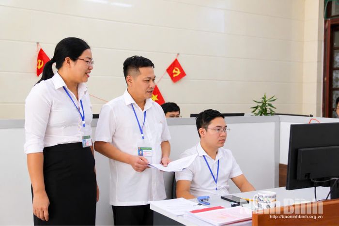 Ông Phạm Mạnh Hà, Phó Giám đốc Văn phòng Đăng ký đất đai Nam Định kiểm tra công tác số hóa dữ liệu đất đai.