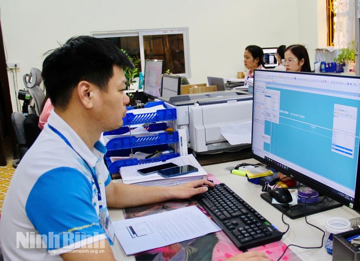 Cán bộ Chi nhánh Văn phòng Đăng ký đất đai Kim Sơn tập trung tối đa giải quyết công việc.