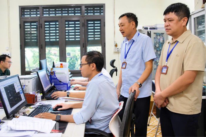 Lãnh đạo Chi nhánh Văn phòng Đăng ký đất đai Kim Sơn kiểm tra việc số hóa hồ sơ dữ liệu đất đai.