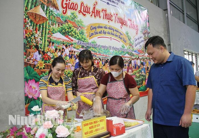 Các đội thi tham gia hội thi nấu ăn.