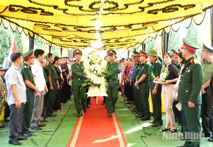 Đoàn đại biểu Đảng ủy, HĐND, UBND phường Duy Tiên dâng hoa kính viếng liệt sĩ Trần Hữu Việt.