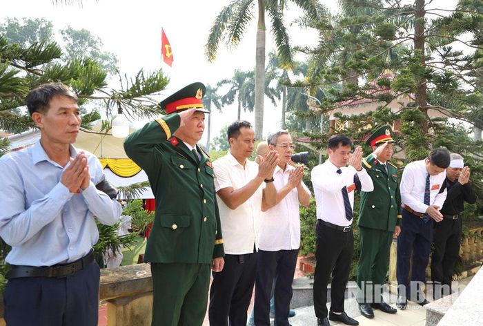Các đại biểu dâng hương các Anh hùng liệt sĩ tại Nghĩa trang Liệt sĩ Trác Văn, phường Duy Tiên.