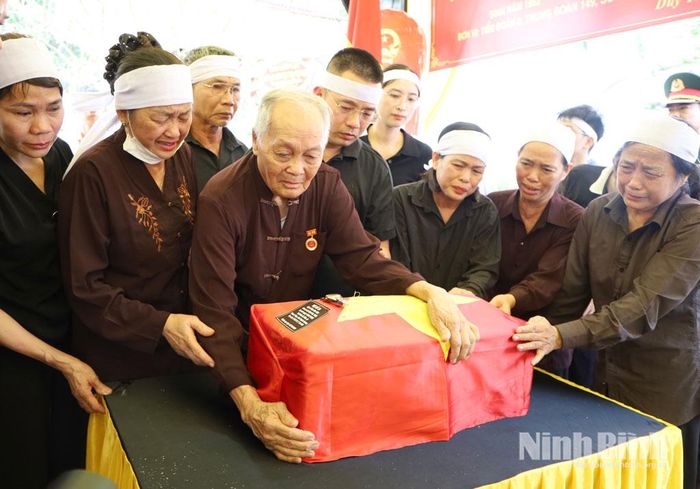 Thân nhân liệt sĩ Trần Hữu Việt xúc động đón hài cốt liệt sĩ trở về an nghỉ tại quê hương.