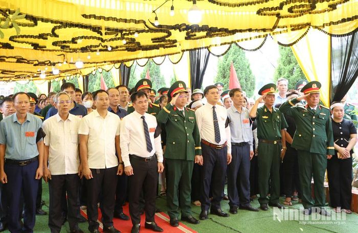 Các đại biểu thực hiện nghi lễ chào cờ.