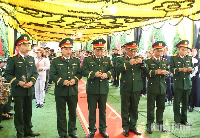 Đoàn đại biểu Bộ Chỉ huy Quân sự tỉnh Tuyên Quang dâng hương kính viếng liệt sĩ Trần Hữu Việt.